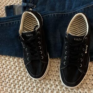 Black canvas Taos sneakers